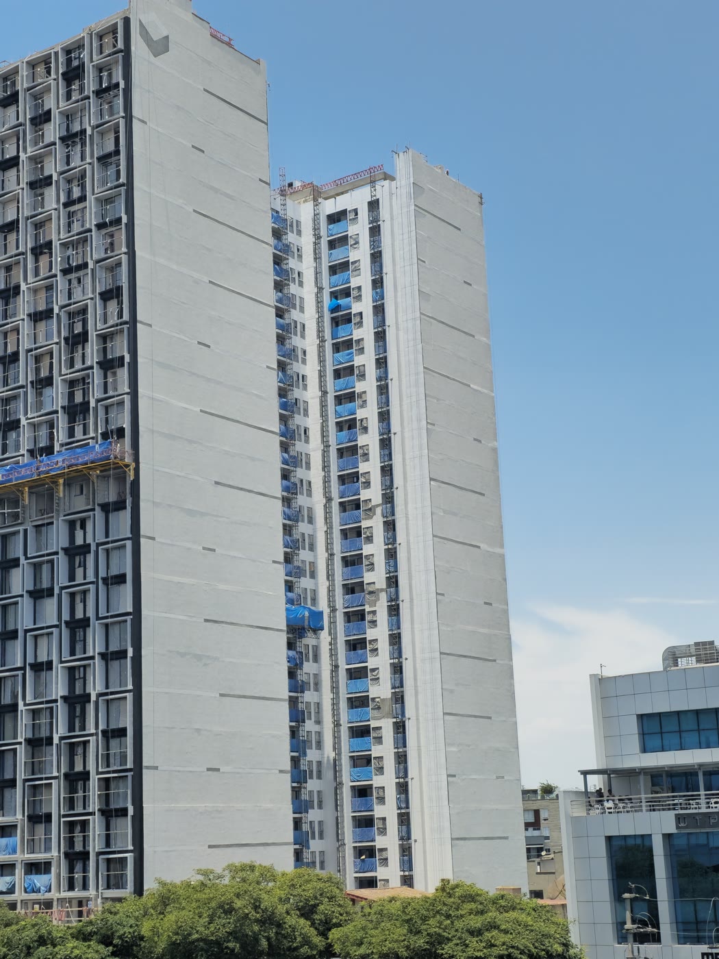 Fachada de edificio multifamiliar de VyV Bravo terminada con acabado en cal nieve