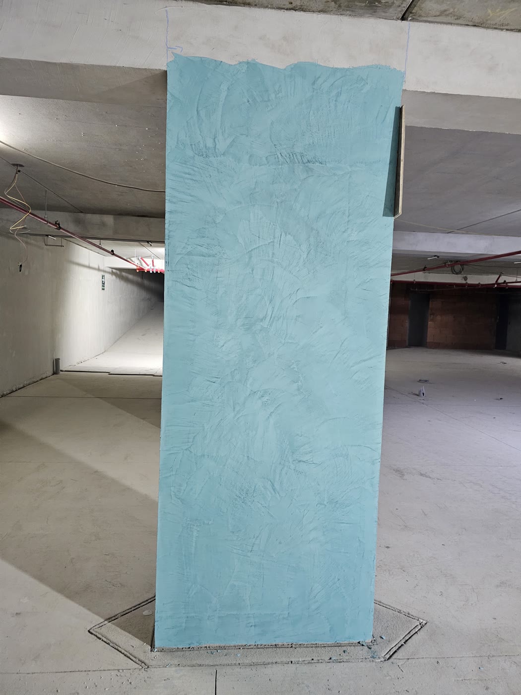 Columna de sótano con cal nieve de color, acabado tipo microcemento